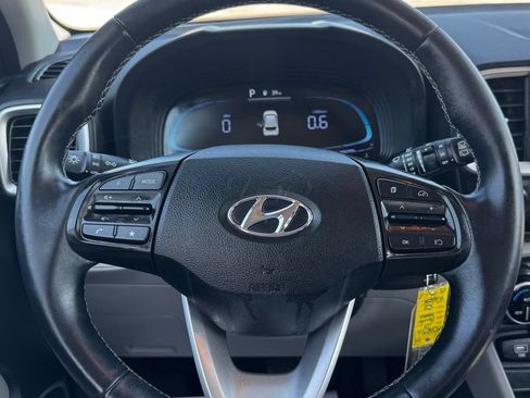 Used 2023 Hyundai Venue SEL FWD image 11