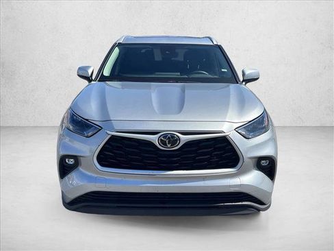 Certified 2025 Toyota Highlander XLE image 2