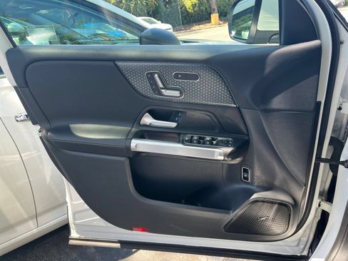 Used 2025 Mercedes-Benz GLB 250 image 18