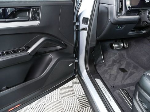 Certified 2026 Porsche Cayenne AWD image 8