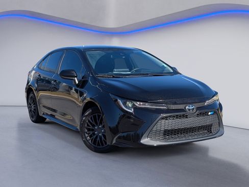 Used 2021 Toyota Corolla LE image 2