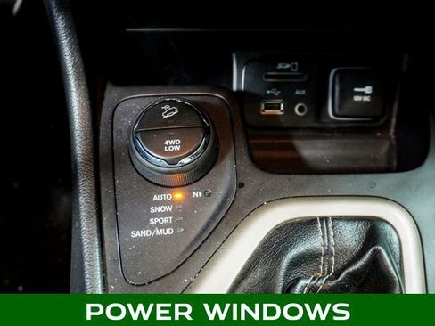 Used 2015 Jeep Cherokee Limited w/ Luxury Group image 21