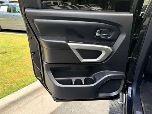 Used 2019 Nissan Titan SV w/ SV Convenience Package RWD image 29