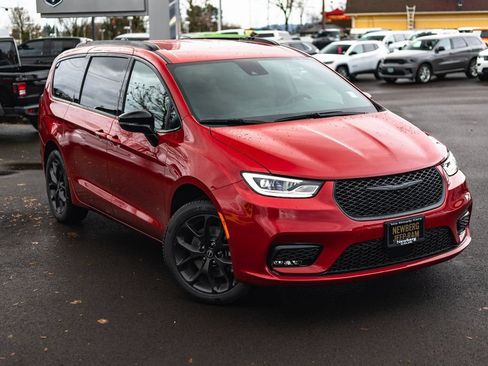 New 2026 Chrysler Pacifica Select w/ S Appearance Package AWD/4WD image 2