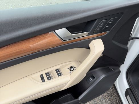 Used 2021 Audi Q5 Premium Plus w/ Premium Plus Package image 9