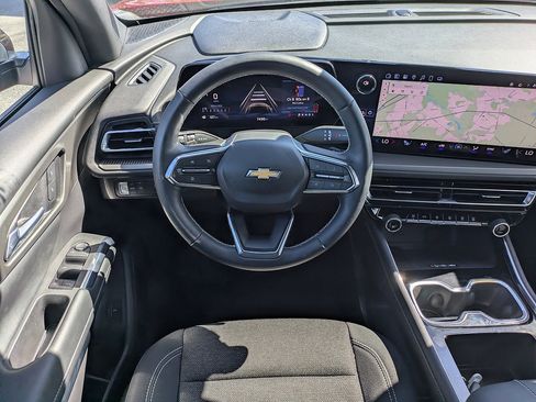 Used 2025 Chevrolet Traverse LT FWD image 16