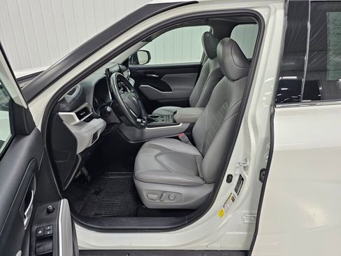 Used 2021 Toyota Highlander XLE image 2
