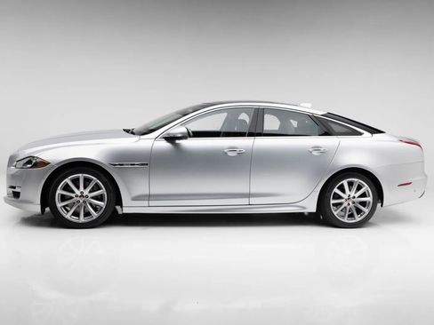 Used 2016 Jaguar XJ R-Sport RWD image 9