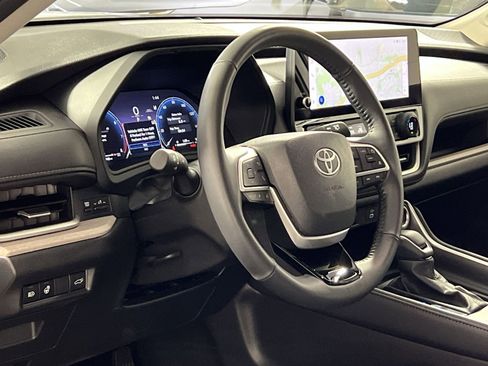 Used 2025 Toyota Grand Highlander AWD image 17