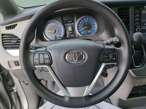 Certified 2020 Toyota Sienna L FWD image 10