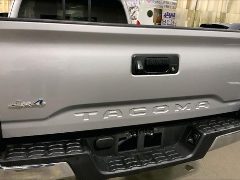 Used 2017 Toyota Tacoma SR5 AWD/4WD image 29