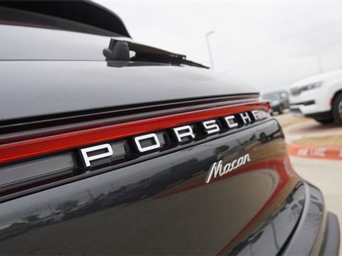 Used 2023 Porsche Macan image 12