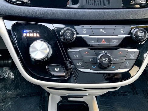 Used 2019 Chrysler Pacifica Touring-L image 16