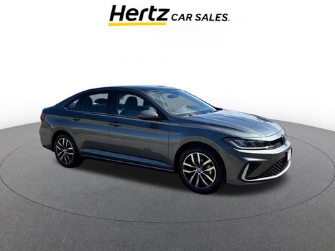 Used 2025 Volkswagen Jetta SE image 1