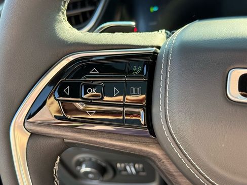 Used 2023 Jeep Grand Cherokee Overland w/ Luxury Tech Group IV image 18