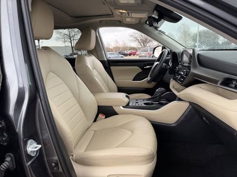 Used 2023 Toyota Highlander XLE image 29
