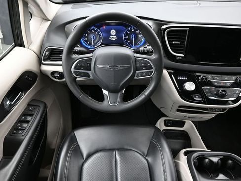 Used 2023 Chrysler Pacifica Touring-L FWD image 12
