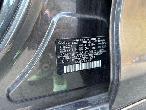 Used 2024 Genesis G70 2.5T image 16