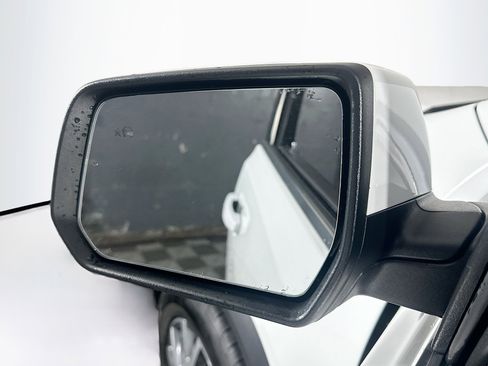 Used 2023 GMC Acadia SLT image 16