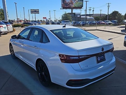 Used 2025 Volkswagen Jetta SE image 7