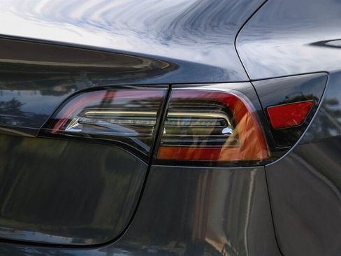 Used 2018 Tesla Model 3 Long Range RWD image 15