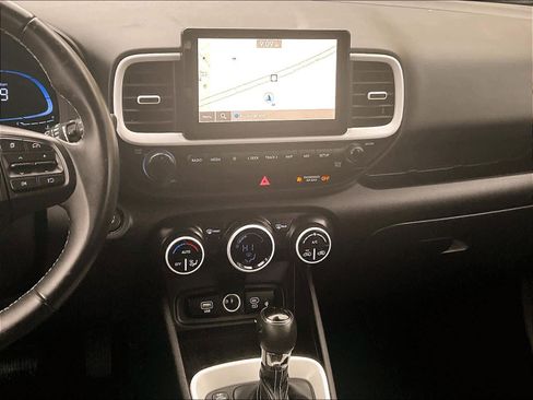 Used 2023 Hyundai Venue Limited image 18