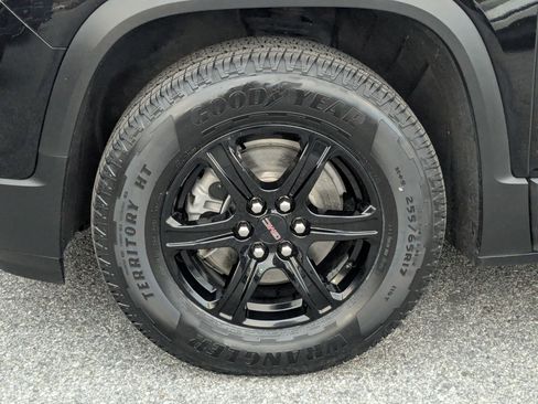 Used 2023 GMC Acadia AT4 w/ Preferred Package image 8