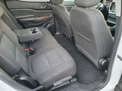 Used 2023 GMC Acadia SLE image 17