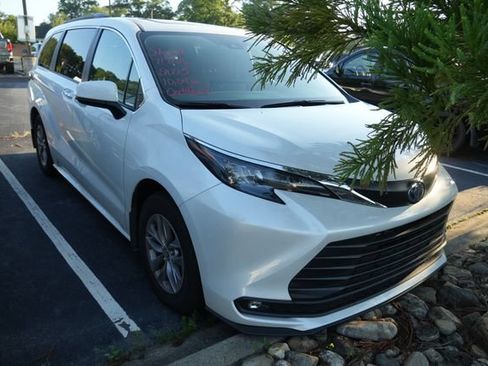 Used 2025 Toyota Sienna XLE w/ XLE Plus Package FWD image 7