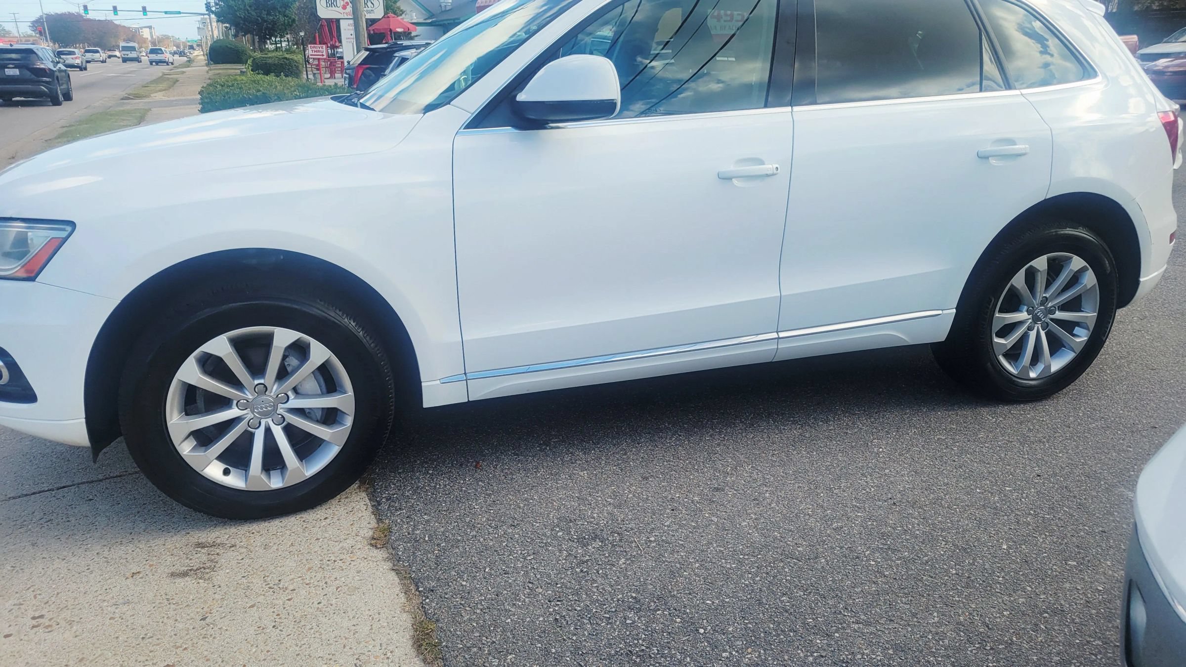 Used 2013 Audi Q5 2.0T Premium Plus w/ Premium Plus Pkg AWD/4WD image 2