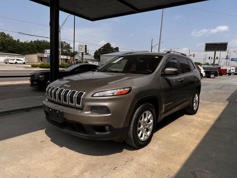 Used 2016 Jeep Cherokee Latitude w/ Comfort & Convenience Group AWD/4WD image 4