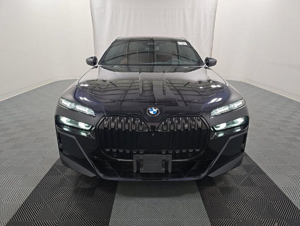 Used 2023 BMW 760i xDrive w/ Executive Package AWD/4WD image 2