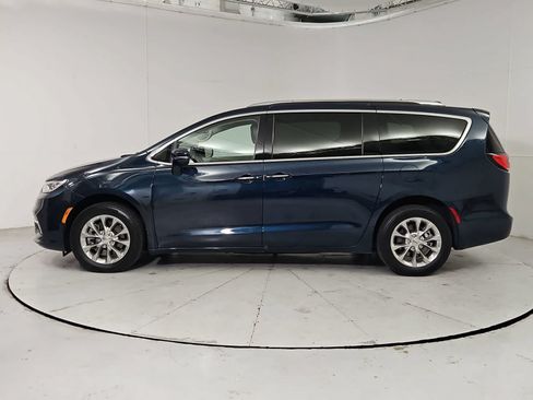 Used 2021 Chrysler Pacifica Touring-L w/ Uconnect Theater Family Group AWD/4WD image 3