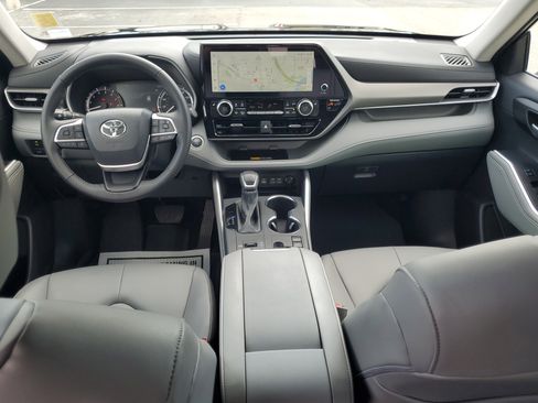 Used 2025 Toyota Highlander XLE image 17
