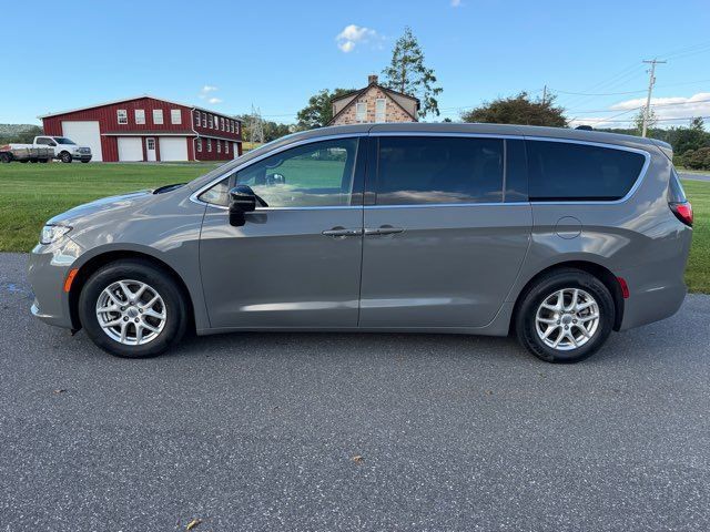 Used 2025 Chrysler Pacifica Select FWD image 2