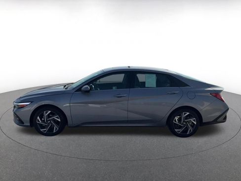 Used 2025 Hyundai Elantra Limited image 9