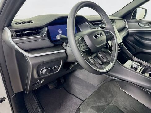 Used 2025 Jeep Grand Cherokee Altitude image 13