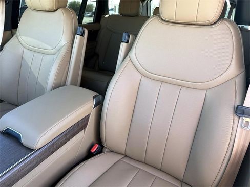 New 2025 Land Rover Range Rover Long Wheelbase SE image 20