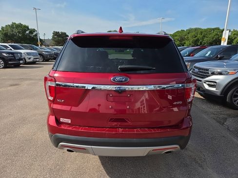 Used 2017 Ford Explorer XLT w/ Equipment Group 202A AWD/4WD image 4