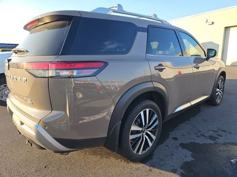 Used 2024 Nissan Pathfinder Platinum image 3