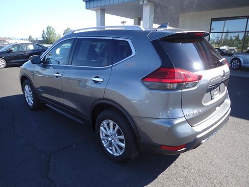 Used 2017 Nissan Rogue SV AWD/4WD image 3
