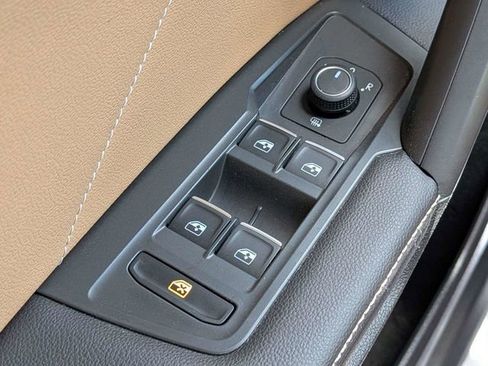 Certified 2023 Volkswagen Tiguan SE R-Line FWD image 24