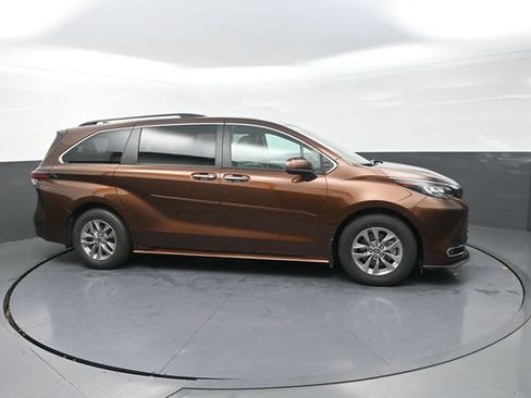 Certified 2022 Toyota Sienna XLE w/ XLE Plus Package AWD/4WD image 27