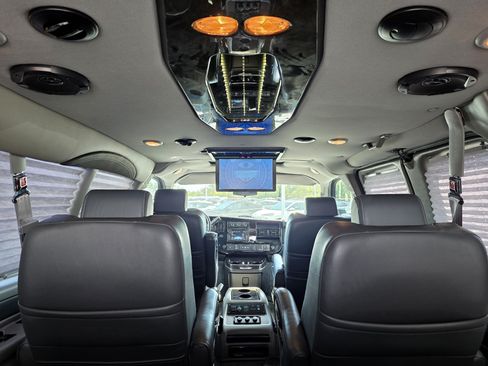 Used 2017 Chevrolet Express 2500 RWD image 30