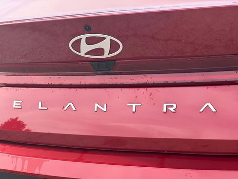 Used 2024 Hyundai Elantra SEL w/ Convenience Package image 9