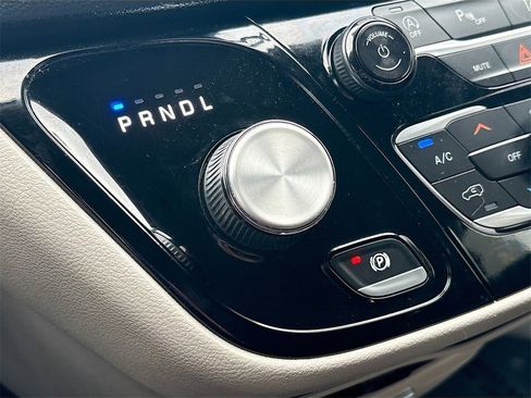 Used 2022 Chrysler Pacifica Touring-L image 16