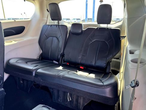 Used 2019 Chrysler Pacifica Touring-L image 15