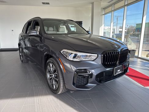 Used 2022 BMW X5 xDrive40i w/ M Sport Package image 2