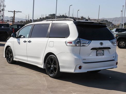 Certified 2020 Toyota Sienna SE w/ Nightshade Edition FWD image 5