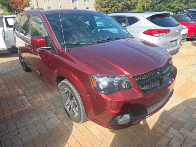 Used 2018 Dodge Grand Caravan SE FWD image 1
